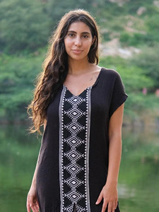 Robe longue kaftan noire en coton pur brodée à la main style bohème Chikankari avec bordure géométrique et fentes latérales - Product Image 2