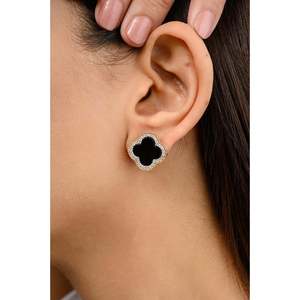 Pendientes de Oro Blanco de 18K con Ónix en Forma de Trébol y Diamantes Pavé - Product Image 6