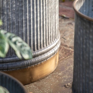 Maceta redonda industrial de metal con asa de latón, superficie texturizada gris, maceta de jardín para exteriores, contenedores metálicos decorativos para patio - Product Image 5
