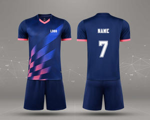 เสื้อกีฬาฤดูร้อนสำหรับผู้ชาย ระบายอากาศได้ดี ผลิตจากโพลีเอสเตอร์ พิมพ์ชื่อได้ ชุดฟุตบอลแห้งเร็ว MOQ ต่ำ - Product Image 2