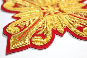 Parche Bordado a Mano en 3D con Apliques de Hilo Dorado sobre Tela de Terciopelo Rojo, Calidad Premium - Product Image 5