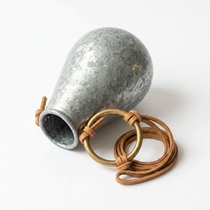 Vase suspendu en métal fait main en forme de goutte d'eau, 12 cm, en zinc naturel avec cordon en cuir, décoration d'intérieur - Product Image 2