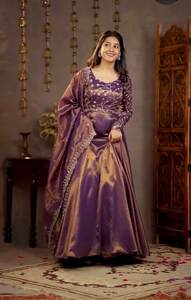 Robe Anarkali en soie Banarasi, entièrement imprimée à la main avec motifs uniques, longueur ras du sol, pour fêtes, réceptions et mariages - Product Image 2