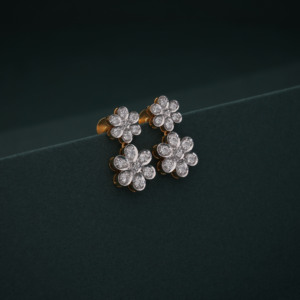 Pendientes de Oro Sólido de 18K con Diamantes Blancos Cultivados en Laboratorio para Mujer, Diseño Asimétrico de Seis Pétalos, Elegantes y de Alta Gama - Product Image 3
