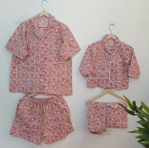 ชุดนอนครอบครัวลายพิมพ์บล็อกทำมือ – ชุดนอนผ้าฝ้ายลายดอกไม้เนื้อนุ่มสำหรับฤดูร้อน - Product Image 1