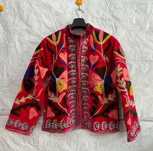 Veste en velours rouge époustouflante pour femme, brodée Suzani, style artisanal, tenue de festival, vintage, faite à la main en Ouzbékistan, manteau floral bohème pour femme - Product Image 4