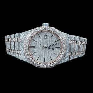 Montre-bracelet en diamant avec cadran à chiffres romains, lunette et bracelet entièrement pavés de diamants, bijou de luxe, élégant et étincelant - Product Image 1