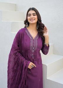 Ensemble de costume droit en coton violet 60x60 de luxe avec kurta brodée à la main, pantalon coordonné et dupatta froissé pour femme – Tenue de fête - Product Image 2