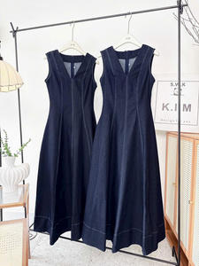 Robe midi en jean vintage sans bretelles, unie, sans manches, avec taille empire, en tissu respirant, idéale pour l'été et les tenues décontractées. - Product Image 5