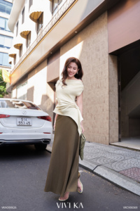 กระโปรงแม็กซี่ทรงเมอร์เมดสีน้ำตาลเอวสูงสำหรับผู้หญิง สวมใส่สบาย ดีไซน์หรูหรา มีรอยผ่า ผ้าสีพื้น ยาวเต็มตัว ผลิตจากโพลีเอสเตอร์ผสมสแปนเด็กซ์ ยี่ห้อ MIREL - Product Image 3