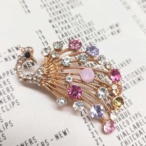 Broche élégante en strass en forme de paon avec base en alliage de zinc - Décoration pour mariage et remise de diplôme - Product Image 1