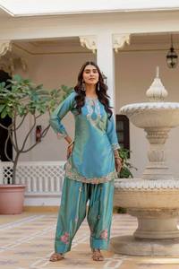 Élégant ensemble Salwar traditionnel japonais en satin avec dupatta en organza brodé Tebby - Product Image 5