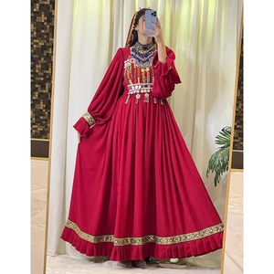 Fabrication de robes traditionnelles afghanes Kuchi élégantes en velours, brodées avec des motifs culturels, pour femmes. - Product Image 3
