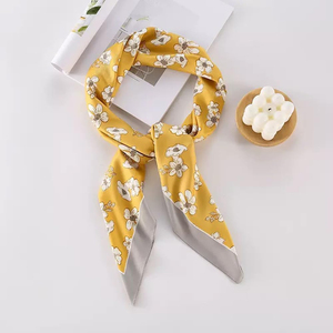 Foulard carré floral personnalisable de haute qualité en gros, bandana gris imprimé pour femme, 100 % soie, doux pour la peau, avec options OEM ODM - Product Image 1