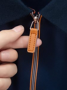 เสื้อเชิ้ตผู้ชายคุณภาพสูงขายดีประจำปี 2026 ผ้าฝ้าย 100% สวมใส่สบาย โลโก้ที่คอหลัง แห้งเร็ว แขนสั้น ผ้าเจอร์ซีย์ น้ำหนัก 220 กรัม ผลิตในบังกลาเทศ - Product Image 5