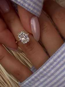Anillo de compromiso de diamante radiante cultivado en laboratorio, personalizado, 2.50 quilates en total, oro macizo de 14K/18K, halo inverso, con acento marquesa en el tallo, fabricante - Product Image 5