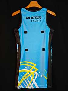 Maillot de netball personnalisé PUFFIN SPORTS sans manches, col en V, impression sublimée, évacuation de l'humidité, 100 % polyester, coupe athlétique pour homme - Product Image 2