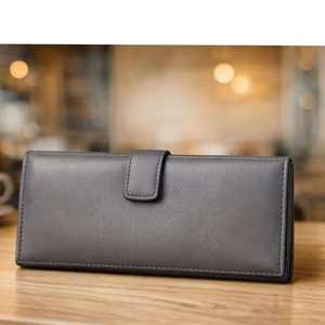 Cartera tipo sobre de cuero PU color lavanda que funciona como un práctico bolso de mano con compartimentos para tarjetas y dinero en efectivo. - Product Image 3