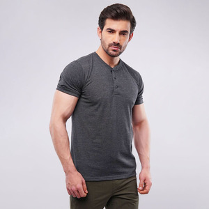 T-shirt Henley uni à col rond et manches courtes pour homme, coupe ajustée, style streetwear, 100 % coton, infroissable et respirant - Product Image 3