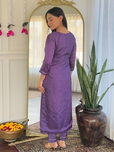 Ensemble kurta droite brodée en viscose pour femme, avec pantalon en viscose et dupatta imprimée jacquard - Product Image 3