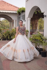 TENNECY Nuevo Lehenga Choli Tradicional Especial para Navratri, en tela romana con bordado Kutchi Gamthi y encaje Codi. - Product Image 4