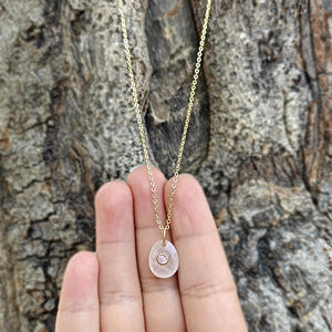 Collar con Colgante de Cuarzo Rosa Moderno y Delicado, con Acentos de Circonita Cúbica, Chapado en Oro de 18k, Joyería Minimalista en Capas Unisex, Estilo Budista - Product Image 5