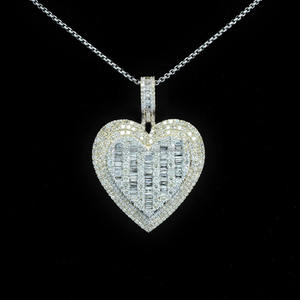 Colgante de Moissanita Baguette en Forma de Corazón con Incrustaciones de Diamantes, Plata de Ley 925 con Baño de Rodio, Regalo para Fiesta Hip Hop, Aniversario o Boda - Product Image 1