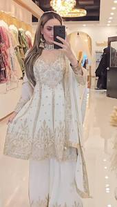 Costume ethnique pour femme en soie chinon lourde, richement brodé, avec pantalon palazzo à manches 3/4 et dupatta en dentelle fantaisie, style indien - Product Image 1