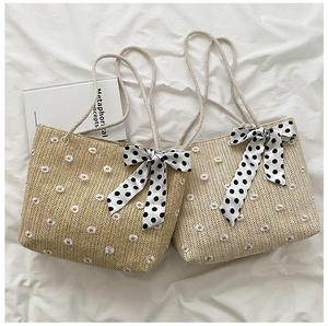 Llama la atención en cada calle de la ciudad con este dinámico bolso de hilo natural con lazos de lunares y asas de cuerda suave. - Product Image 5
