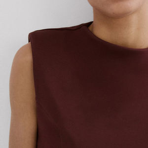 Camiseta sin mangas con diseño de peplum y hombreras / Diseño de color liso con logo, elegante camiseta de mujer con diseño recto y cuello redondo - Product Image 3