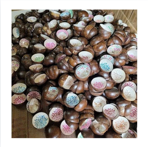 ชามเปลือกมะพร้าวทำมือพร้อมลายดอกไม้ งานฝีมือไม้สำหรับเป็นของขวัญงานแต่งงาน - Product Image 1