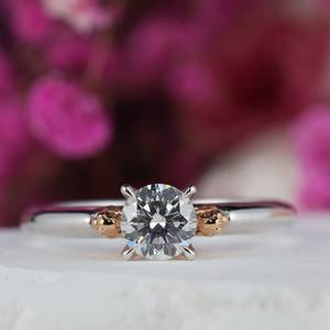 Anillo Solitario de Moissanita de 1 Quilate con Corte Redondo, Plata de Ley 925 Original, Diseño Único y Elegante, Joyería de Regalo para Amigos - Product Image 1