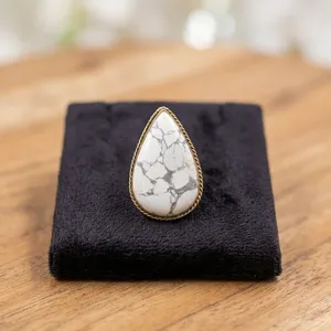 Cabochon en howlite blanche avec sertissage en laiton pour la création de bijoux personnalisés - Product Image 1