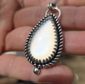 Élégant collier pendentif en pierre de lune blanche fait à la main élégant pendentifs fins et bijoux à breloques pour femmes cadeaux accrocheurs - Product Image 3