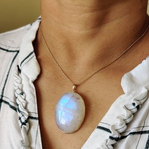 Natural <b>Rainbow</b> Moonstone Oval Shape Gold Pendant 29x39mm Fine Gemstone Necklace Pendant For Women Elegant Jewelry Making Bulk - Product Image 1