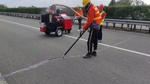 Mastic de joint de route de bitume modifié conçu Remplissage profond de fissure et protection de surface - Product Image 6