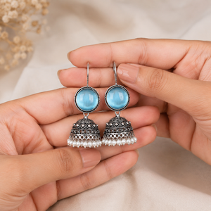 Boucles d'oreilles Jhumka vintage en laiton et alliage de zinc, plaqué argent antique, pierre bleue |   Boucles d'oreilles pendantes en perles indiennes faites à la main |   Party Ethnique - Product Image 4