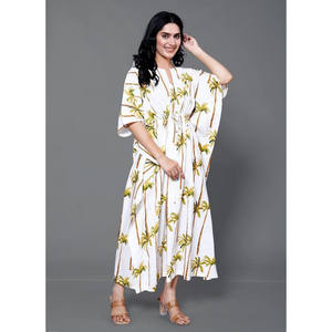 Caftán Morado para Mujer, Vestido Largo Holgado con Cuello en V, Estampado Floral Indio, Mangas Cortas, Tejido Natural, Ideal para la Playa o como Ropa de Dormir - Product Image 5