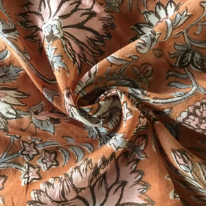 ผ้าฝ้ายพิมพ์ลายด้วยมือ – ลายดอกไม้คลาสสิก |   สีชมพูพาสเทลและสีฟ้าบนพื้นสีส้มสนิม |   สิ่งทอทำมือจากอินเดีย - Product Image 2