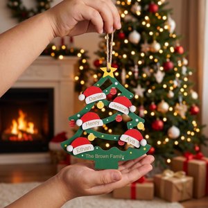 Adorno Navideño de Madera Personalizado con Nombres de Familia Grabados, Decoración Festiva - Product Image 1