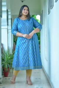 Colección de Verano: Anarkali y Kurta de Algodón con Estampado Floral e Ikat Dorado, Prendas Étnicas para Mujer de Secado Rápido y Protección Solar - Product Image 5