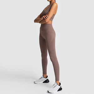 Ensemble de yoga premium personnalisé avec logo, vêtements de sport solides, fabricant pakistanais, vente en gros, vêtements d'entraînement sans couture, légers - Product Image 2
