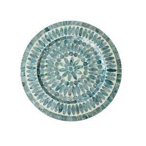 Plato de presentación artesanal de mosaico acuático costero con incrustaciones de nácar y diseño floral, para servir en la mesa. - Product Image 1