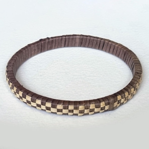 กำไลข้อมือสี่เหลี่ยมทรงทันสมัย ทำจากหวาย งานฝีมือสวยงาม เหมาะสำหรับผู้หญิง กำไลสาน - Product Image 3