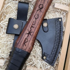 Hache Viking Ragnar forgée à la main, hache de camping, coffret cadeau en bois, gravure personnalisée, acier à haute teneur en carbone, cadeau de Noël DIY pour hommes - Product Image 2
