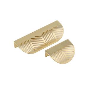 Manija de puerta metálica elegante y de gran venta, diseñada para complementar interiores clásicos y contemporáneos. - Product Image 4