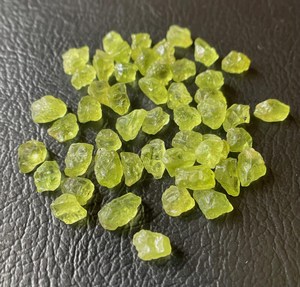 Piedras de Peridoto en Bruto, Gemas Naturales sin Pulir, Cristal Verde que Cambia de Color, Piedra de Nacimiento de Agosto para Joyería, Suministro al por Mayor - Product Image 1