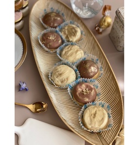 ถาดขนมรูปวงรีลายทองหรูหรา พร้อมมินิเค้กและช็อกโกแลตหลากหลายชนิด สำหรับเสิร์ฟในงานเลี้ยงน้ำชาสุดหรู - Product Image 1