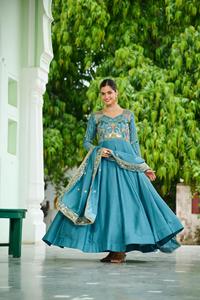 Robes Anarkali de mariage indiennes les plus belles, en soie Vichitra, ornées de paillettes riches, de broderies multi-fils et de broderies Zari. - Product Image 3