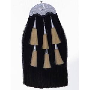 Sporran d'aileron de bagpipe écossais, typiquement orné de crin de cheval blanc, de pompons noirs et d'un cantle chromé gaufré. - Product Image 2